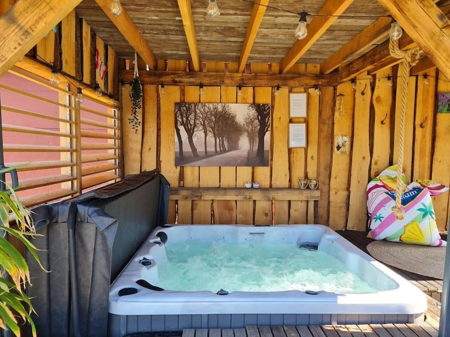 Wellness Chalet Met Jacuzzi, Sauna, Omheinde Tuin, Sint-Annaland Exterior foto